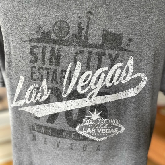 Mens XL Las Vegas Short Sleeve Shirt, Great Condition and soft, Vegas Lucky - Picture 2 of 8